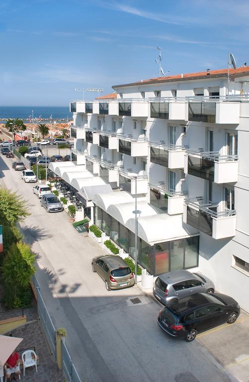 Hotel Ciondolo D'Oro Rimini Exteriör bild