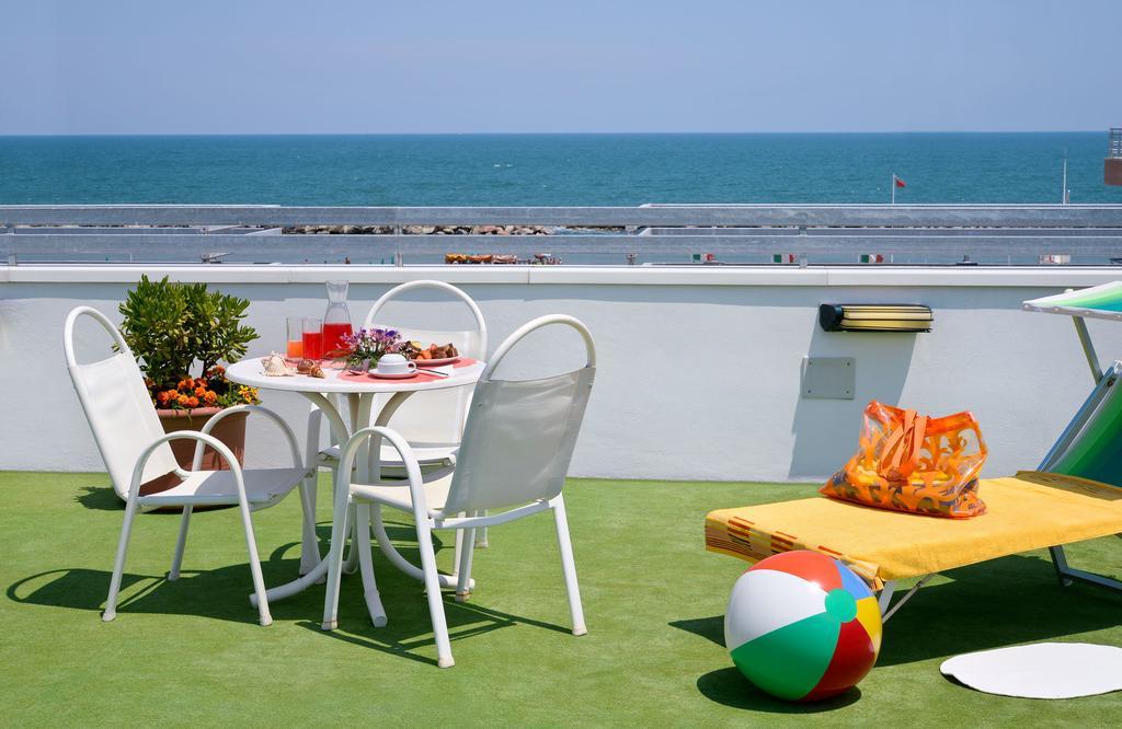 Hotel Ciondolo D'Oro Rimini Exteriör bild