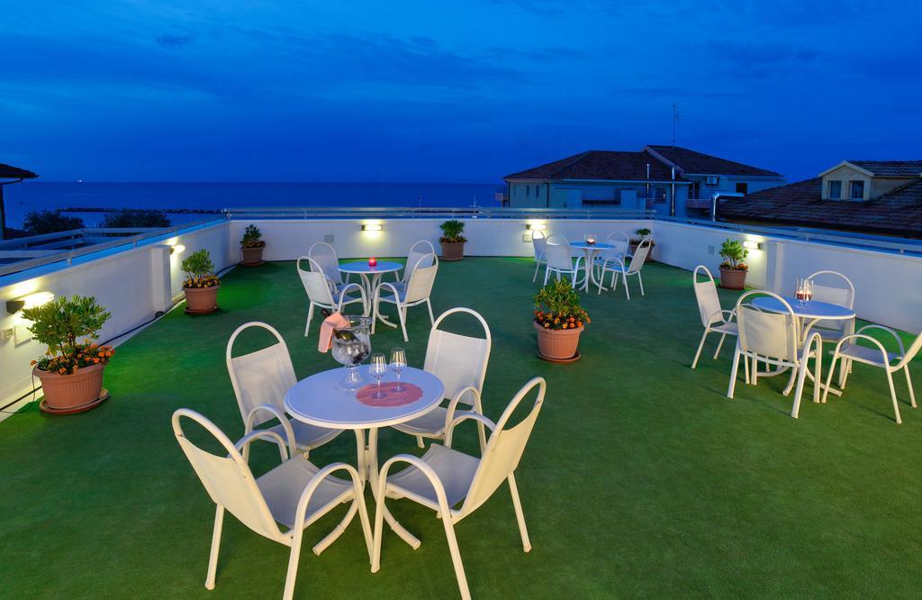 Hotel Ciondolo D'Oro Rimini Exteriör bild