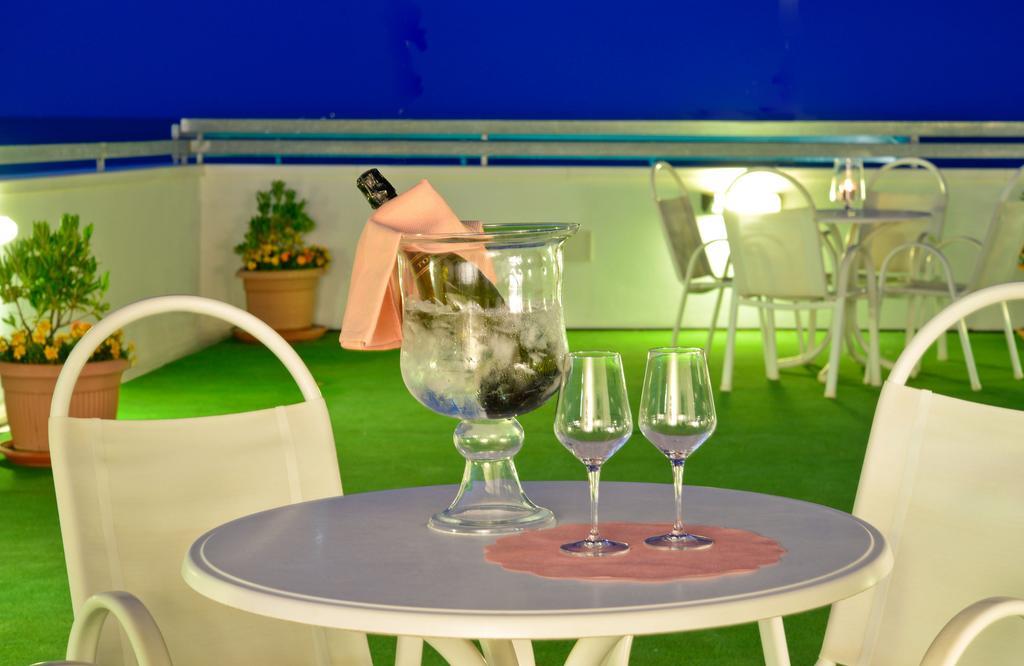 Hotel Ciondolo D'Oro Rimini Exteriör bild