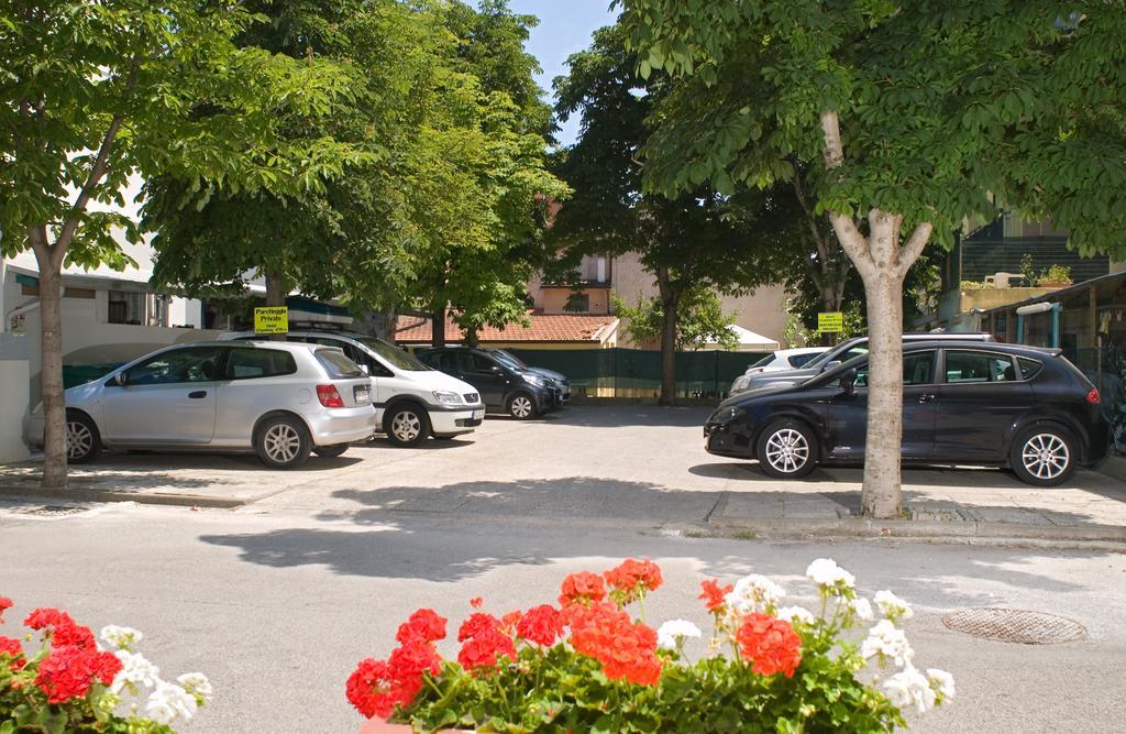 Hotel Ciondolo D'Oro Rimini Exteriör bild