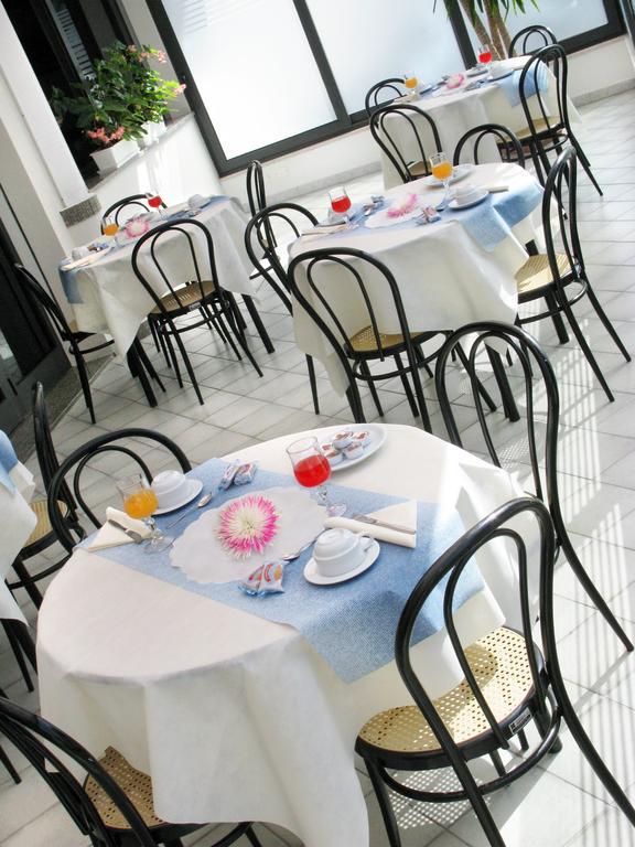 Hotel Ciondolo D'Oro Rimini Exteriör bild